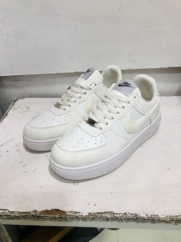 White Sneakers – Timeless & Versatile