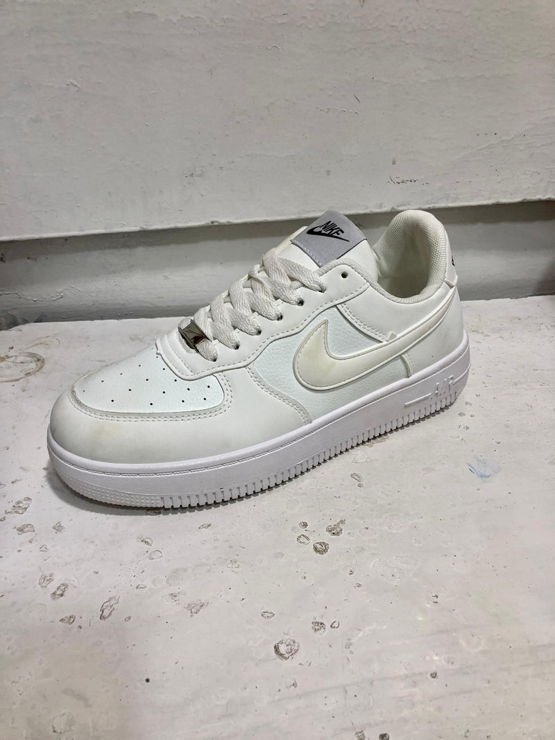 White Sneakers – Timeless & Versatile