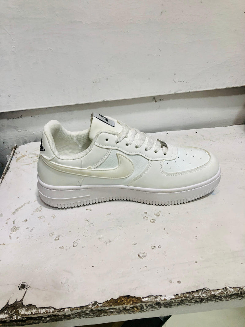 White Sneakers – Timeless & Versatile