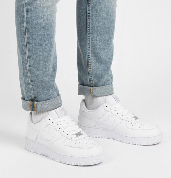 White Sneakers – Timeless & Versatile